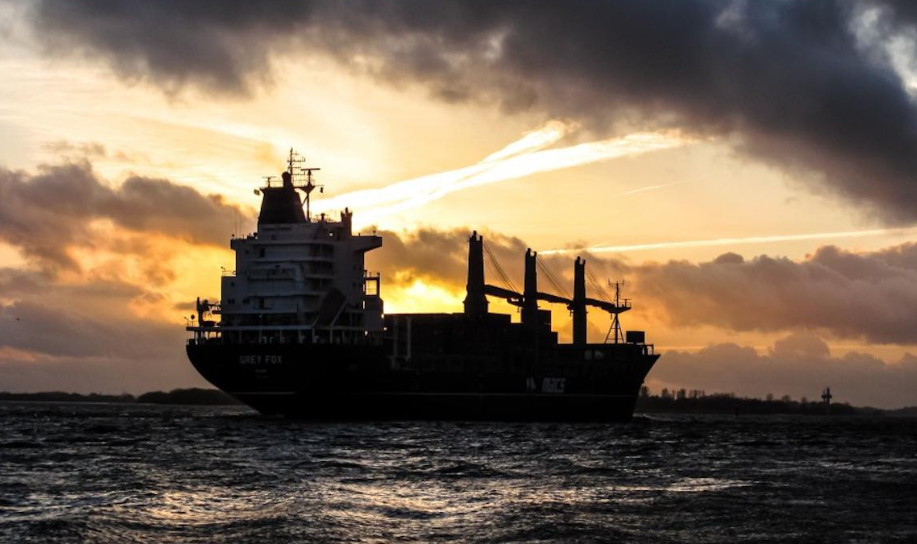 Нафтовий танкер Skylight горить після удару біля узбережжя Оману